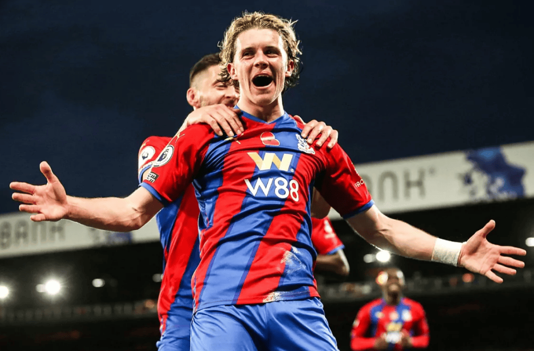 凯恩与40激战利物浦分钟，表现优异胜负难料！，库里焦点对战全场沸腾不已(库里与约内斯库三分对决视频完整)