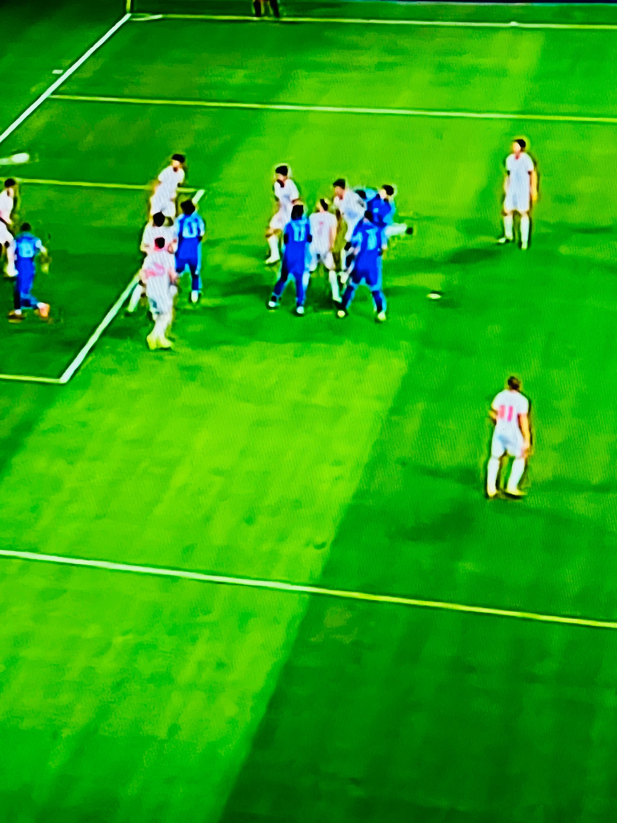 包含大奖赛决赛对决在即！俄克拉荷马城雷霆演练定位球，切尔西密集防守应对的词条